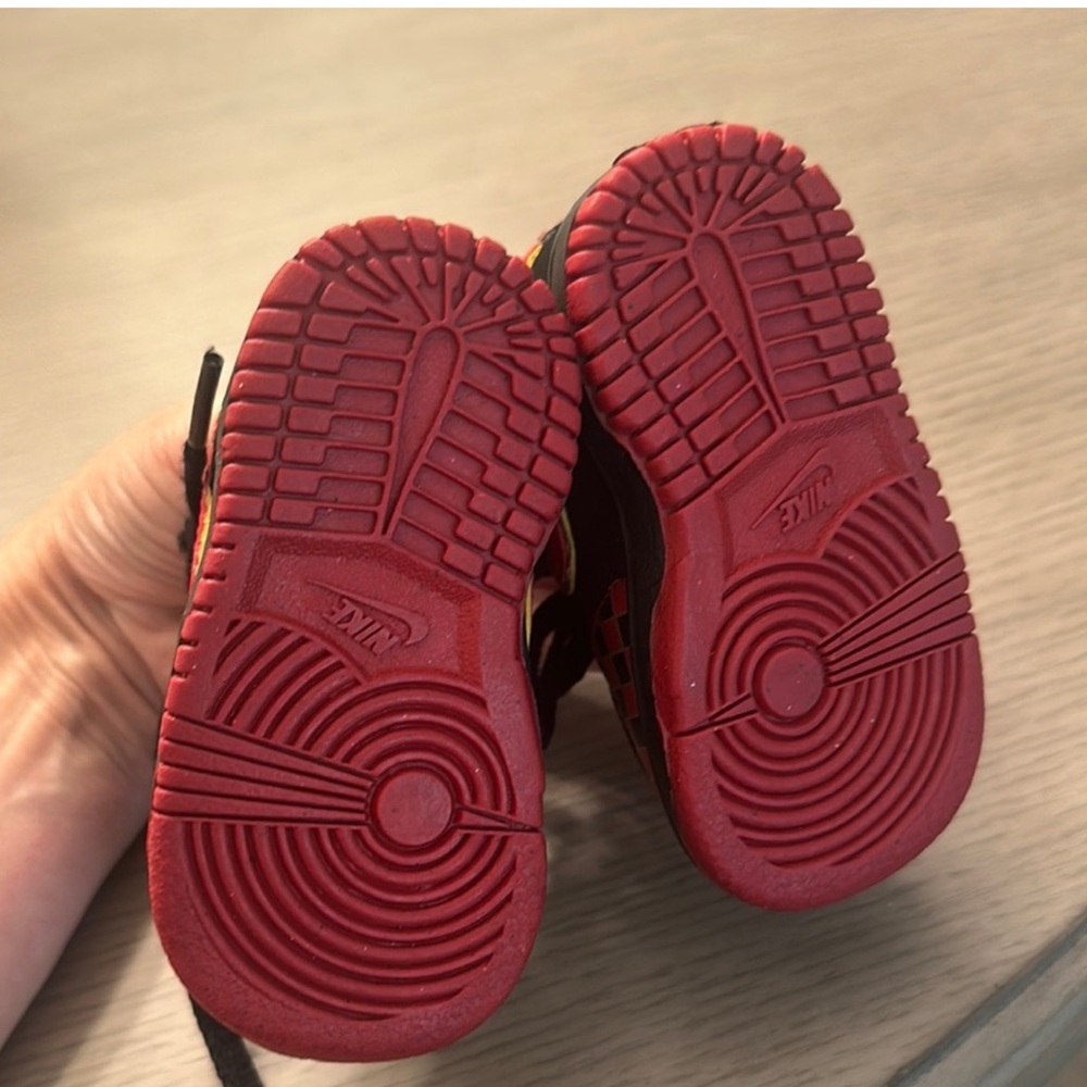 Nike Black and Red Sneakers with Lace-Up Design - Picture 6 of 7